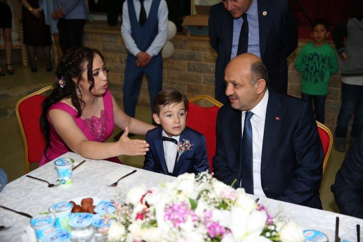<p>Caddede vatandaşları selamlayan Metehan, daha sonra düğünün yapılacağı Prof. Dr. Turan Güneş Halk Kütüphanesi salonuna geçti.</p>