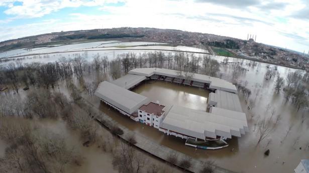 <p>Tunca Nehri’nde ise akış hızında düşüş oldu ve debi 318 metreküpten 306’ya geriledi. Ancak köprü üzerinden kalan sular nedeniyle halen ulaşım sağlanamadı.</p>
