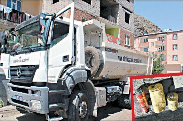 <p>VAN YAKALANAN PATLAYICI<br />
<br />
Çatak ilçe merkezinde yapılan yol uygulamasında Çatak Belediyesine ait kamyon içerisinde yapılan aramada 100 kg. gübre, 26 adet ateşleyici fitil ve 20 adet büyük pil ele geçirilmiş, araçta bulunan 2 belediye çalışanı yakalanarak gözaltına alınmıştı.</p>