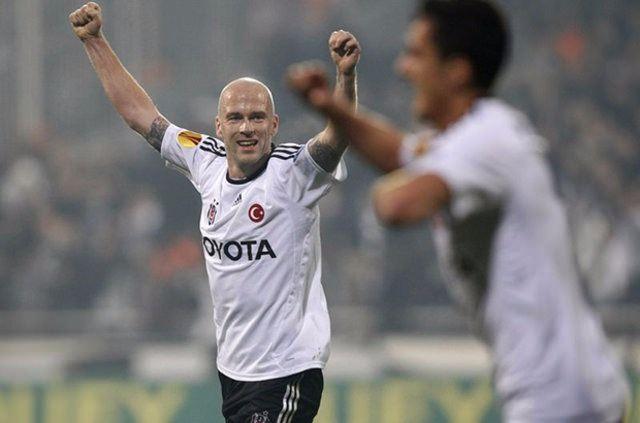 <p><strong>FABIAN ERNST (BEŞİKTAŞ, 2008-09)</strong></p>
<p>2008-09 sezonunda şampiyonluk yarışında Sivasspor ile çekişen Beşiktaş'a ara transferde yapılan Ernst takviyesi müthiş bir verim sağladı. Cisse ile müthiş bir ikili oluşturan Alman orta saha oyuncusu sezonun çifte kupa ile kapatılmasında ve Denizli'nin kahin ilan edilmesinde çok önemli bir pay sahibi oldu.</p>