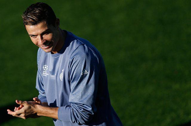 <p>Basında paylaşılan belgeye göre, Ronaldo geçen yıl toplam 227.3 milyon Euro (834 milyon TL) kazandı. Ünlü futbolcu, bu paranın sadece 23.5 milyon Euro’sunu İspanyol devi Real Madrid’den aldığı belirtildi.</p>