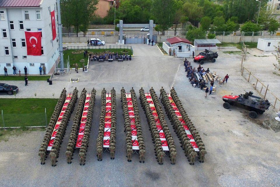 <p>İlçe Jandarma Komutanlığında düzenlenen tören saygı duruşu ve İstiklal Marşı'nın okunmasıyla başladı.</p>
