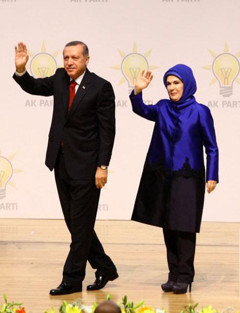 <p>İlk turu 10 Ağustos’ta yapılacak Cumhurbaşkanlığı seçimi, adayların olduğu kadar eşlerin de yarışına sahne olacak.</p>

<p> </p>
