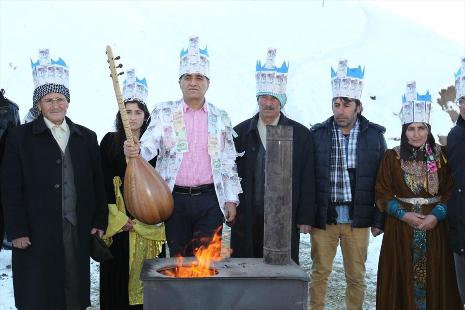 <p>Aydın, gazetecilere yaptığı açıklamada, Cumhurbaşkanı Erdoğan'ın çağrısına destek vermek için türkü bestelediğini söyledi.</p>