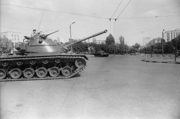 <p> 12 Eylül 1980 sabahı sokağa çıkma yasağı ilan edildi. </p>
