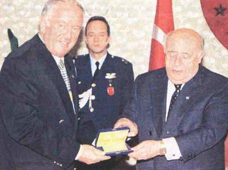 <p>Cumhurbaşkanı Süleyman Demirel ve Fenerbahçe Başkanı Ali Şen (1996)</p>