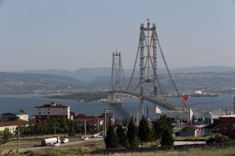 <p>Erişme kontrollü karayolu olarak trafiğe açılan bu kesime, yayaların,  hayvanların, motorsuz araçların, lastik tekerlekli traktörlerin, iş makinelerinin  ve bisikletlilerin girişine izin verilmeyecek. Bu kesimde mecburi asgari hız  saatte 40, azami hız ise saatte 120 kilometre olacak.</p>

<p> </p>
