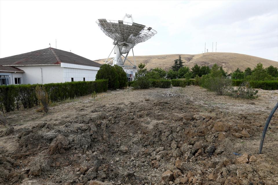 <p>"Tüm Türksat personeli, isimsiz kahramandır. Şu an arkamızda bir bayrak dalgalanıyorsa, biz, duygu ve düşüncelerimizi tüm Türkiye’ye aktarabiliyorsak fedakarca, çoluk çocuğunu düşünmeden, mermiyi düşünmeden o günkü teknik ihtiyaçların karşılanması için çaba gösteren Türksat personeli sayesindedir. Onlara teşekkür ediyor, birlikte çalışmaktan gurur duyduğumu belirtmek istiyorum." </p>
