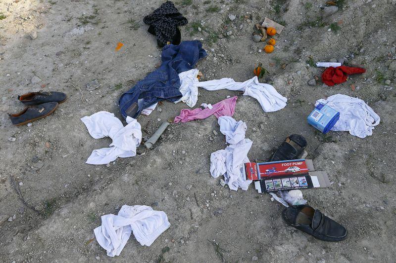<p>Ege Denizi üzerinden Yunan adalarına umuda yolculuğa çıkan sığınmacılar Ege kıyılarına yaşamlarının izlerini bırakıyor. Kimi sığınmacılardan, Midilli Adası'na en yakın noktalardan biri olan Dikili ilçesi sahillerinde, düğünde çekilmiş ve üzerinde kürtçe "her gününüz böyle mutlu olsun" yazan fotoğraflar, kimisinden ilaçlar kimisinden ise çocuklarının ve kendilerinin ayakkabıları, çorapları ve kıyafetleri kalıyor.</p>