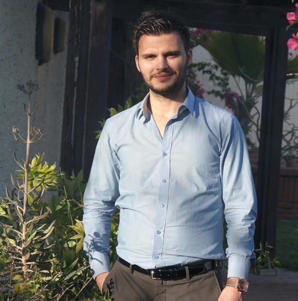 <p><strong>AMERİKA'DA 6 AY PİLOTLUK EĞİTİMİ ALDI</strong><br />
<br />
Helikopterin pilotu komiser Abdullah Ortanca, 2015'te İzmir'de Cinayet Büro Amirliği' nde görevliyken girdiği "misyon koruma" ile "pilotluk" sınavlannı kazandı. Ortanca, misyon koruma görevi için Pakistan'a gitti. Ortanca Pakistan'dayken pilotluk eğitimi için ismi asil listeye alındı. ABD'de 6 ay eğitim aldı.</p>
<p> </p>