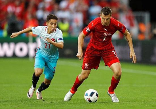 <p>Çek Cumhuriyeti maçında harika bir oyun sergileyen ve ilk golümüzün asistini yapan Emre Mor için sosyal medyadan ilginç yorumlar geldi.</p>

<p>İşte onlardan bazıları... </p>
