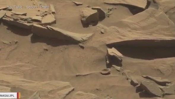 <p>Amerikan Havacılık ve Uzay Dairesi'nin (NASA) Mars'ta çektiği bir görüntüde zeminde büyük bir kaşık görünüyor.</p>
<p> </p>