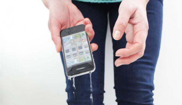 <p><strong>Telefonu en ince parçalarına kadar ayırın</strong></p>

<p>Biraz önce kullandığınız havlu üzerinde, telefonun batarya, hafıza kartı, sim kart ve bunun gibi ayrılabilecek tüm parçalarını çıkarın. </p>

<p> </p>
