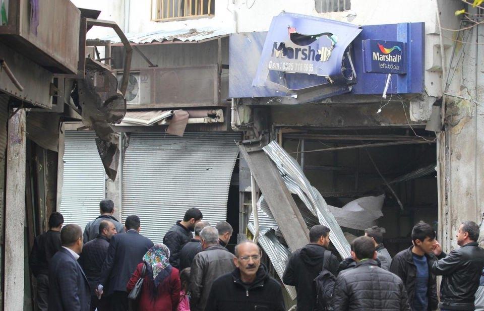 <p>Edinilen bilgiye göre, Diyarbakır Cumhuriyet Başsavcısı Solmaz, Başsavcı Vekili Gürkan Kütük, savcılar, olay yeri inceleme ekibi ve Diyarbakır Barosu temsilcisinden oluşan heyet, incelemelerde bulunmak üzere Diyarbakır Barosu Başkanı Tahir Elçi'nin hayatını kaybettiği ve 2 polis memurunun şehit düştüğü saldırının gerçekleştiği Balıkçılarbaşı Semti Yenikapı Sokak'a gitti.</p>
