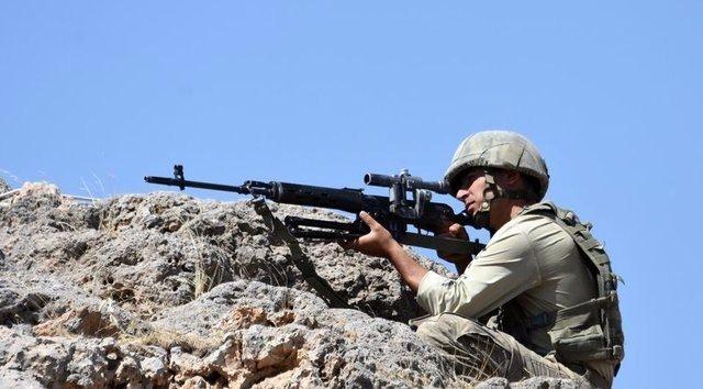 <p><strong>KANDİL DEVREYE GİRDİ, PKK'YI KARAYILAN YÖNETMEYE ÇALIŞTI</strong><br />
<br />
Komandoların Han-Seni-Kale-Dağbaşı tepelerindeki teröristlerin üzerlerine zirveden atmaca gibi inmelerinden sonra büyük çatışmalar yaşandı. Kimi yerde gırtlak gırtlağa girilen bu çatışmalarda bu dört tepenin bütün zirveleri, teröristlerin bütün mukavemetlerine rağmen ellerinden alındı. Çekemedikleri kaçıramadıkları onlarca teröristin cesedi tepelerin zirvelerinde ve yamaçlarında kaldı.</p>
