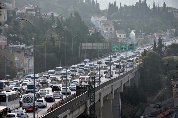 <p>Örneğin hız limiti saate 100 kilometre olan yerde 10 kilometre, 70 kilometre olan yerde ise 7 kilometre mesafede aynı yön ve istikamette, birden fazla sabit radar sistemiyle denetim yapılmayacak."</p>

<p> </p>
