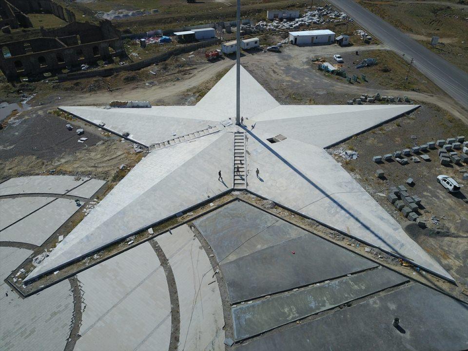 <p>Sarıkamış şehitleri ile sembolleşecek olan tören alanındaki çalışmalar AA ekibi tarafından drone ile havadan görüntülendi.</p>