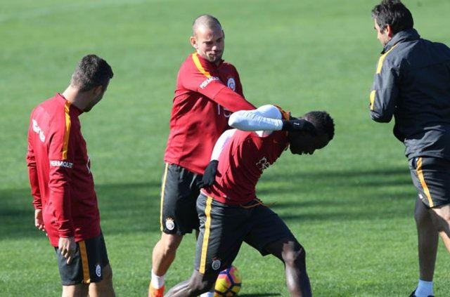 <p>Oldukça neşeli olan oyuncular bir süre şakalaştı. Sneijder, Bruma'ya Osmanlı tokadını yapıştırdı.</p>
<p> </p>