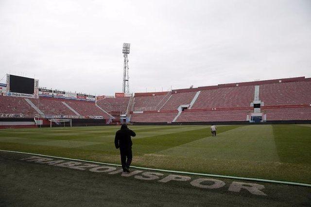 <p>Beden Terbiyesi Bölge Asbaşkanlığı görevi sırasında stadın bulunduğu arazinin istimlakı ve spor tesisine dönüşmesi için çalışan Avni Aker, bu iş için kendi arazisini bile bağışlamıştı. </p>
