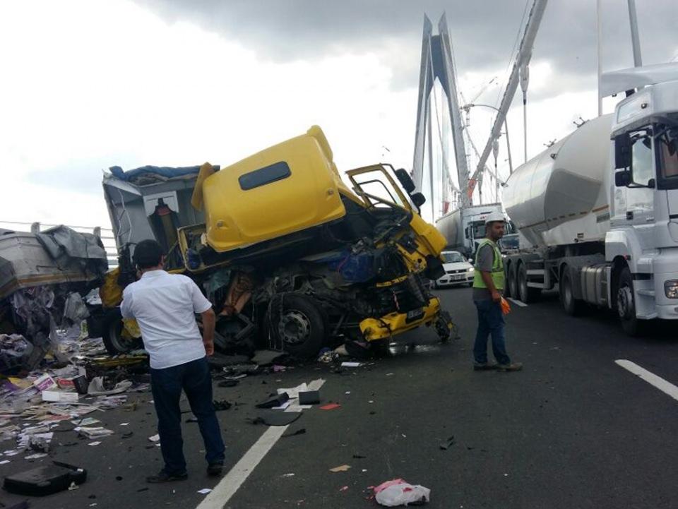 <p>Yavuz Sultan Selim Köprüsü'nde ilk trafik kazasında 2 TIR çarpıştı.a Kazada, TIR'larda büyük maddi hasar oluştu.</p>

<p> </p>
