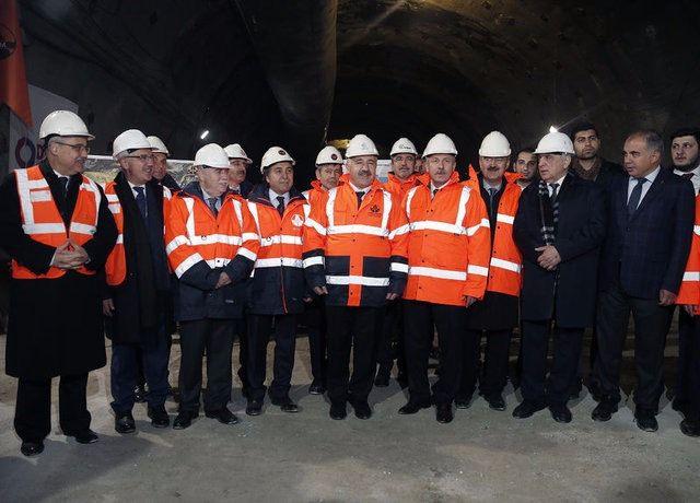 <p>Bugün itibariyle, sağ tüpte İzmir tarafından 2 bin 206 metre, Manisa tarafından ise 964 metre delme gerçekleştirildiği, toplamda 3 bin 170 metrelik ilerleme sağlandığı bildirildi.</p>

<p> </p>
