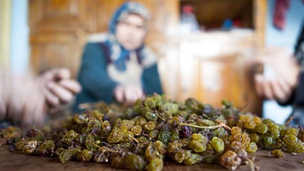 <p> "Keçemen üzümü üretimi yapsak da asıl üretim gök üzümde. Mahallemizdeki 100 hanenin yaklaşık 90'ı üzüm üretimi yapıyor.</p>
