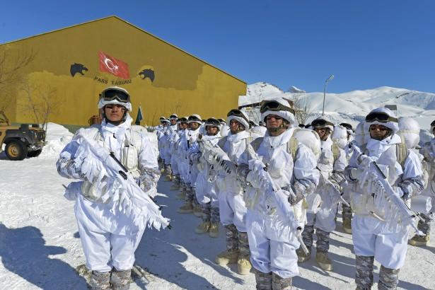 <p>Üs bölgesi komutanı Piyade Teğmen Cavit Tarık Sıtkı da birliğin bölgenin en stratejik noktasında bulunduğunu belirterek "Kırmızı Tepe yakın emniyet üs bölgesidir.</p>