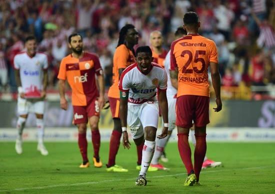 <p>Süper Lig'de oynadığı ilk 3 maçta 9 puan toplayan Galatasaray, 4. haftada Antalyaspor'un konuğu oldu. Sarı-kırmızılılar, mücadeleden 1-1'lik beraberlikle ayrılarak bu sezon ligde ilk kez puan kaybetti.</p>
