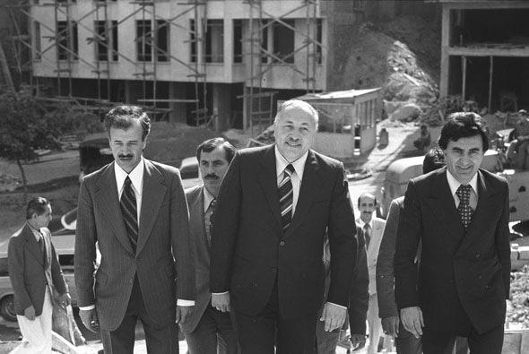 <p><strong>Milli Selamet Partisi (MSP) Genel Başkanı Necmettin Erbakan (ortada) ve MSP'li Şevket Kazan (solda), 08 Eylül 1978'de CHP Genel Merkezi'ne gelişinde Genel Sekreter Mustafa Üstündağ (sağda) tarafından karşılanmıştı. </strong>​</p>
