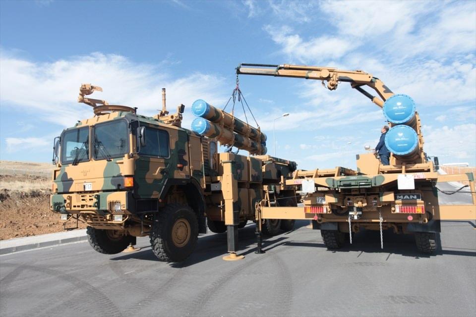 <p>Roketsan tarafından milli imkan ve kabiliyetler kullanılarak tasarlanan, geliştirilen ve üretilen 302 mm füze ve silah sistemi, yüksek isabet ve tahrip gücü sayesinde 30 kilometreden 120 kilometre mesafeye kadar kritik nokta hedeflerini yoğun ve etkili biçimde ateş altına alabiliyor.</p>
