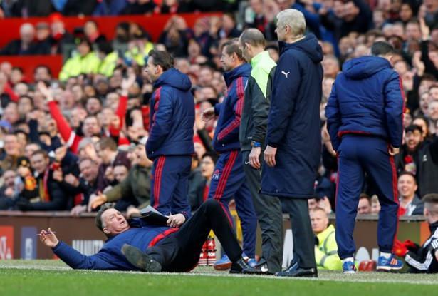 <p>Bir pozisyonda Arsenalli bir oyuncunun kendisini yere bıraktığını hakeme göstermek isteyen Manchester Teknik Direktörü Louis van Gaal, bir anda yere atladı.</p>