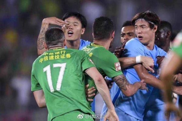 <p>Jiangsu Suning maçının son dakikasında çıkan kavgaya karışan ve rakibi Li Ang’a tokat atan Burak Yılmaz kırmızı kartla oyun dışı kaldı.</p>
