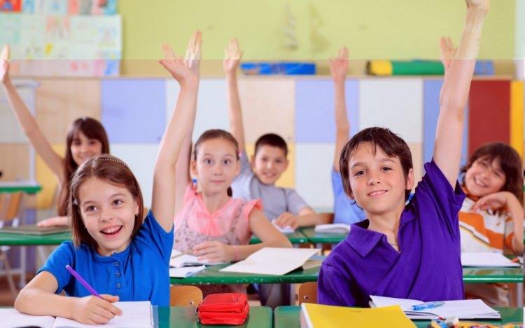 <p><strong>İYİ DİNLEYİN</strong></p>
<p>Sözlü olarak verilen bilgiler bir süre sonra akıldan uçup gideceği için konuyla alakalı ön okuma, inceleme gibi hazırlık yapıp göz gezdirmek dinlemeyi aktif hale getirir.</p>
<p> </p>