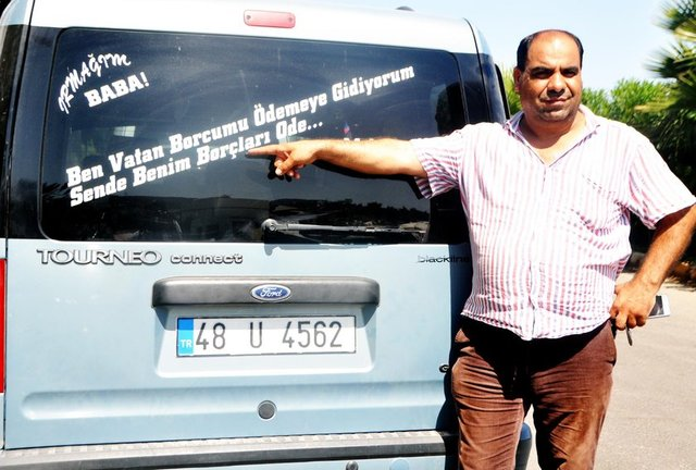 <p>Babasına şaka yapmak istediği belirtilen Karacan, hafif ticari aracına onun haberi yokken 'Ben vatan borcumu ödemeye gidiyorum sen de benim borçları öde' diye yazdırdı.</p>

<p> </p>
