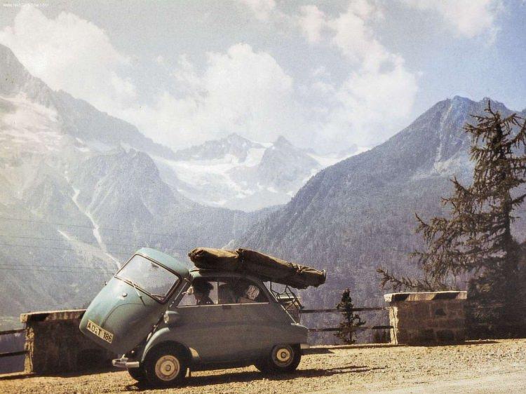 <p>Bu şirin araç, başta İtalyanlar tarafından Iso Isetta adıyla 1953 yılında ortaya çıkarılmış olsa da, daha sonra Almanların kıskacına girdi ve 1955 yılında ünlü bir Alman marka tarafından da üretilmeye başlandı.</p>
