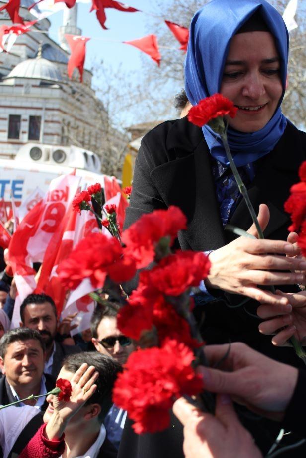 <p>Konuşmasında 16 Nisan referandumu öncesinde yaşananları anlatarak sonrasında yapılacak düzenlemelerin öneminden bahseden Kaya, halk tarafından da coşkuyla dinlendi. </p>
