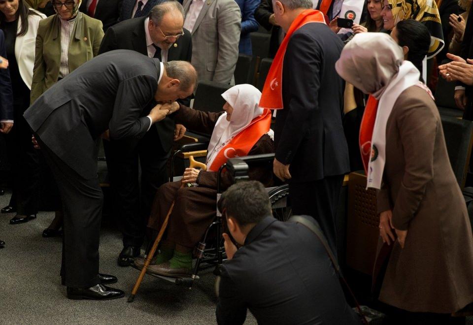<p>Cumhurbaşkanı Recep Tayyip Erdoğan, Hak-İş tarafından ATO Congresium'da düzenlenen 5. Uluslararası Kadın Emeği Buluşması'na katıldı. Buluşmada öne çıkan fotoğraflardan birisi de Cumhurbaşkanı Recep Tayyip Erdoğan'ın konuklar arasında bulunan yaşlı bir teyzenin elini öpmesiydi.</p>
<p> </p>