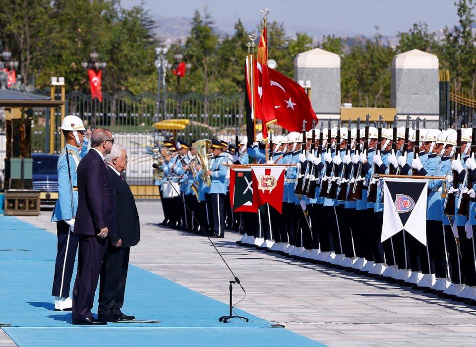 <p>İki ülke heyetlerinin takdimi sonrasında, Erdoğan ve Abbas merdivenlerde Türkiye ve Filistin bayrakları önünde el sıkışarak gazetecilere poz verdi.</p>
<p> </p>