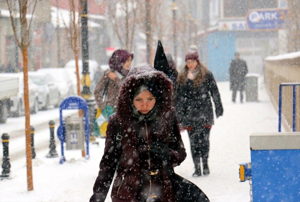 <p><strong>ERZURUM</strong><br />
<br />
Doğu Anadolu Bölgesi'nde etkili olan kar yağışı hayatı olumsuz etkiledi. Bölgede hava sıcaklıklarının düşmesinin ardından özellikle öğle saatlerinden sonra kentte kar yağışı başladı.</p>
