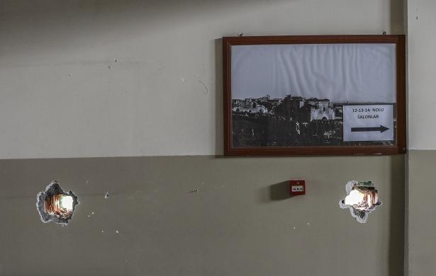 <p><span style="color:#A9A9A9"><strong>Okulun dış duvarlarında da küçük delikler açan teröristler buralardan güvenlik güçlerine ateş ediyordu. </strong></span></p>