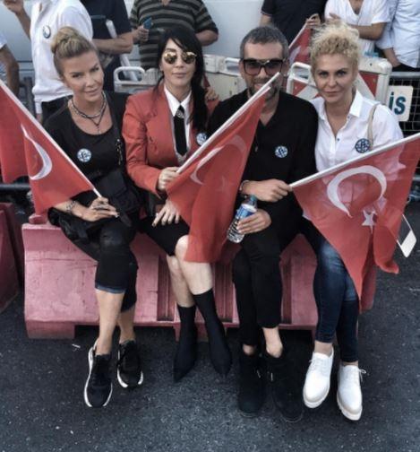 <p>İvana Sert - Hakan Akkaya - Hande Yener</p>
