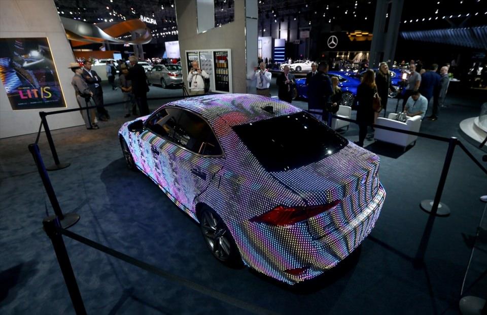 <p>Fuarda 42.000 programlanabilir LED ile kaplanmış Lexus IS modeli de sergilendi.</p>
