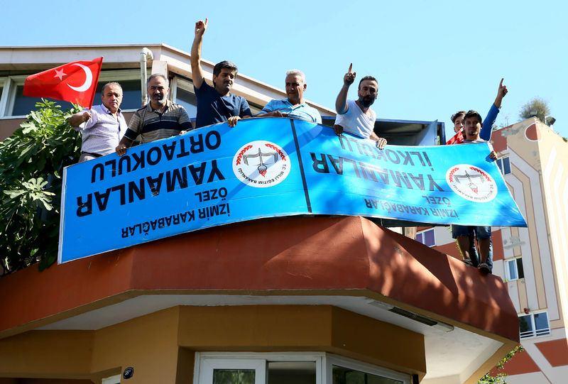 <p> Bir grup vatandaş, "Yamanlar İlkokulu" ve "Yamanlar Ortaokulu" yazan tabelaların bulunduğu yere çıkarak tabelayı sökmeye başladı. Grup tarafından sökülen tabelanın yerine Cumhurbaşkanı Recep Tayyip Erdoğan'ın resmi asıldı. </p>
