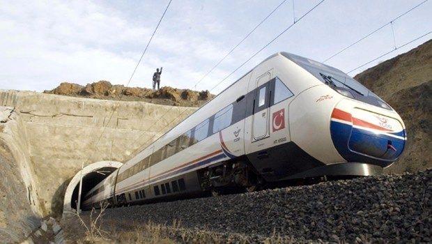 <p><strong>ANKARA-KONYA YHT PROJESİ</strong><br />
<br />
Tamamen yerli firma, yerli iş gücü ve öz kaynaklarla gerçekleştirilen Ankara-İstanbul Projesi’nin üzerinde bulunan Polatlı-Konya arasında 212 km uzunluğunda, 300 km/s hıza uygun YHT hattı inşa edildi. Hattın 23 Ağustos 2011 tarihinde hizmete açılmasıyla konvansiyonel trenlerle 10 saat 30 dakika olan seyahat süresi 1 saat 45 dakikaya düştü.</p>