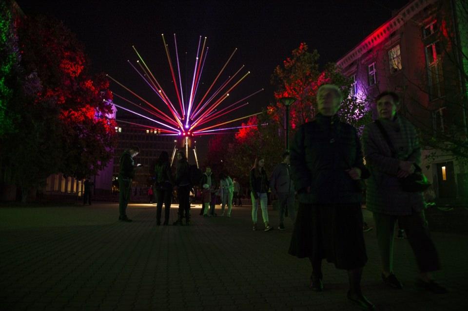 <p>Festival, mimari yapılara uygun olarak tasarlanan projeksiyonlar, &ouml;zel bina ışıklandırmaları ve m&uuml;zik konserlerine ile devam ediyor.&nbsp;</p>
