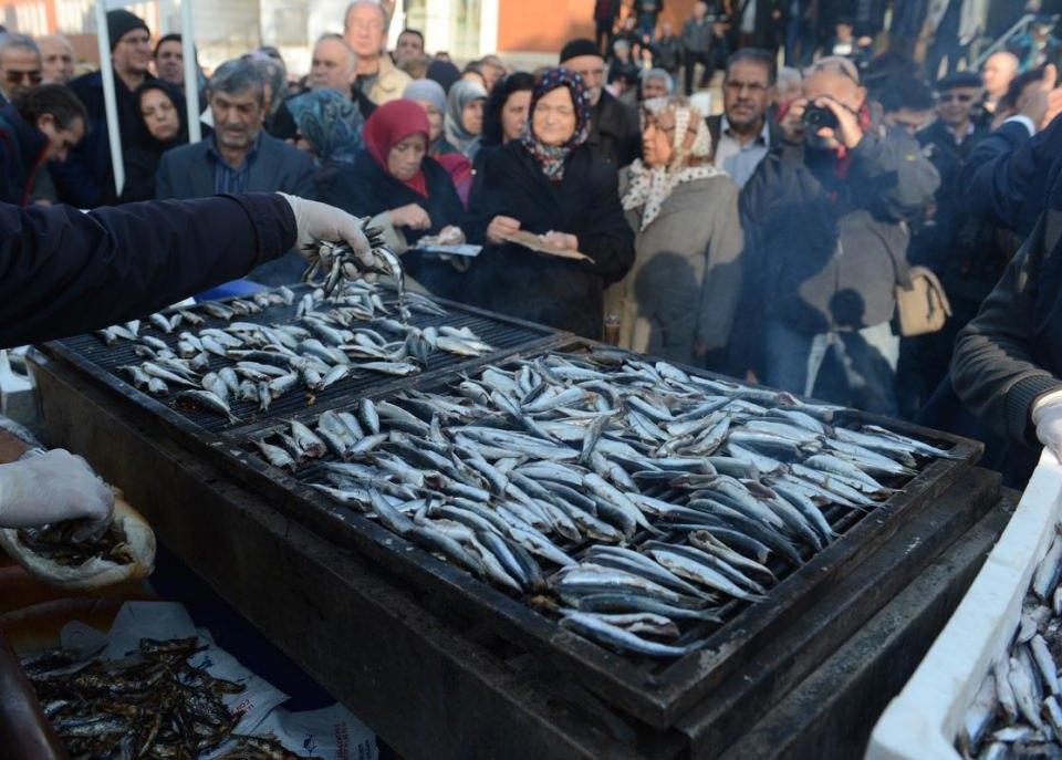 <p>Merinos Atat&uuml;rk Kongre ve K&uuml;lt&uuml;r Merkezi'ndeki etkinlikte, 20 hemşehri derneğinin oluşturduğu Bursa Karadeniz Platformunca kurulan stantta, ızgaralarda pişirilen hamsiler dağıtıldı.</p>

<p>&nbsp;</p>
