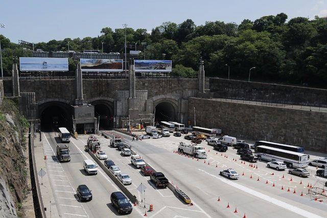 <p><strong>LINCOLN</strong><br />
<br />
New Jersey ile New York’u Hudson Nehri’nin altından bağlayan tünel üç bölümden oluşuyor. 1609 metrelik tünel 1937 yılından bu yana hizmet veriyor.</p>