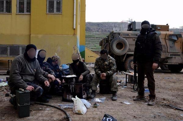 <p>DHA ekibi yakılan taziye evini görüntülediği sırada PKK'lılar ile güvenlik güçleri arasında çatışma çıktı.</p>