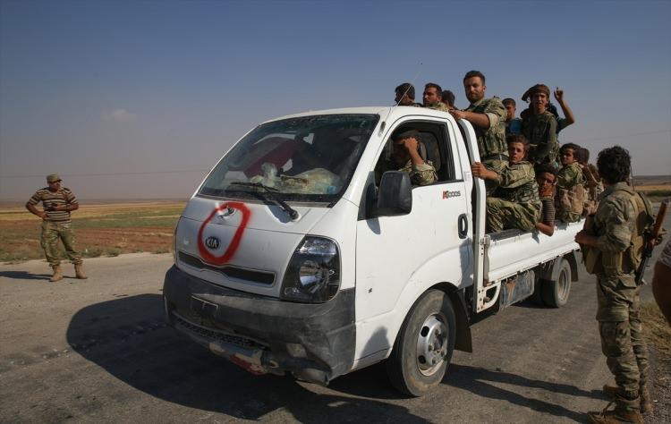 <p>Bir grup TSK zırhlısının Kilis ilinin Elbeyli ilçesinden Çobanbey’e girmesiyle hız kazanan harekat, Suriye’nin Türkiye sınırı boyunca gelişiyor.</p>
