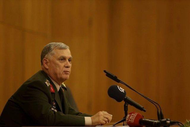 <p><strong>DARBE GİRIŞİMİNİ FRENLEYEN 2 İSİM </strong></p>
<p><strong>ORGENERAL ÜMİT DÜNDAR: ASKERİ KIŞLAYA ÇEKTİ</strong></p>
<p>15 Temmuz gecesi 100’den fazla general ve amiralin itibarı bir anda “darbecilik” suçlamasıyla yerle bir olurken, yıldızı bir anda yükselen Ümit Dündar oldu. Darbeciler ilk olarak Genelkurmay Karargâhı’nı ele geçirdi. </p>